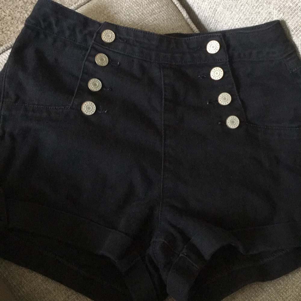Refuge button up shorts - black Size 4